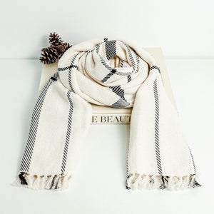 Made from super soft cotton, this windowpane-pattern scarf is comfy and versatile. Use it as a travel wrap on flights or styled as a scarf or shawl. 
