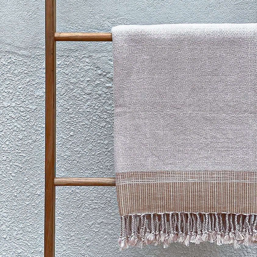Bring comfort and style to your home with this modern and minimalist throw blanket.   This throw is lightweight and perfect to cozy up with or drape over any sofa back, armchair, or foot of the bed all year long. 