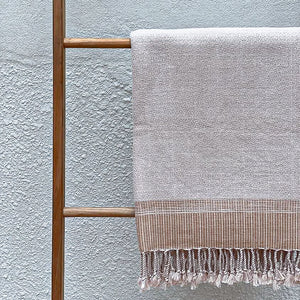 Bring comfort and style to your home with this modern and minimalist throw blanket.   This throw is lightweight and perfect to cozy up with or drape over any sofa back, armchair, or foot of the bed all year long. 