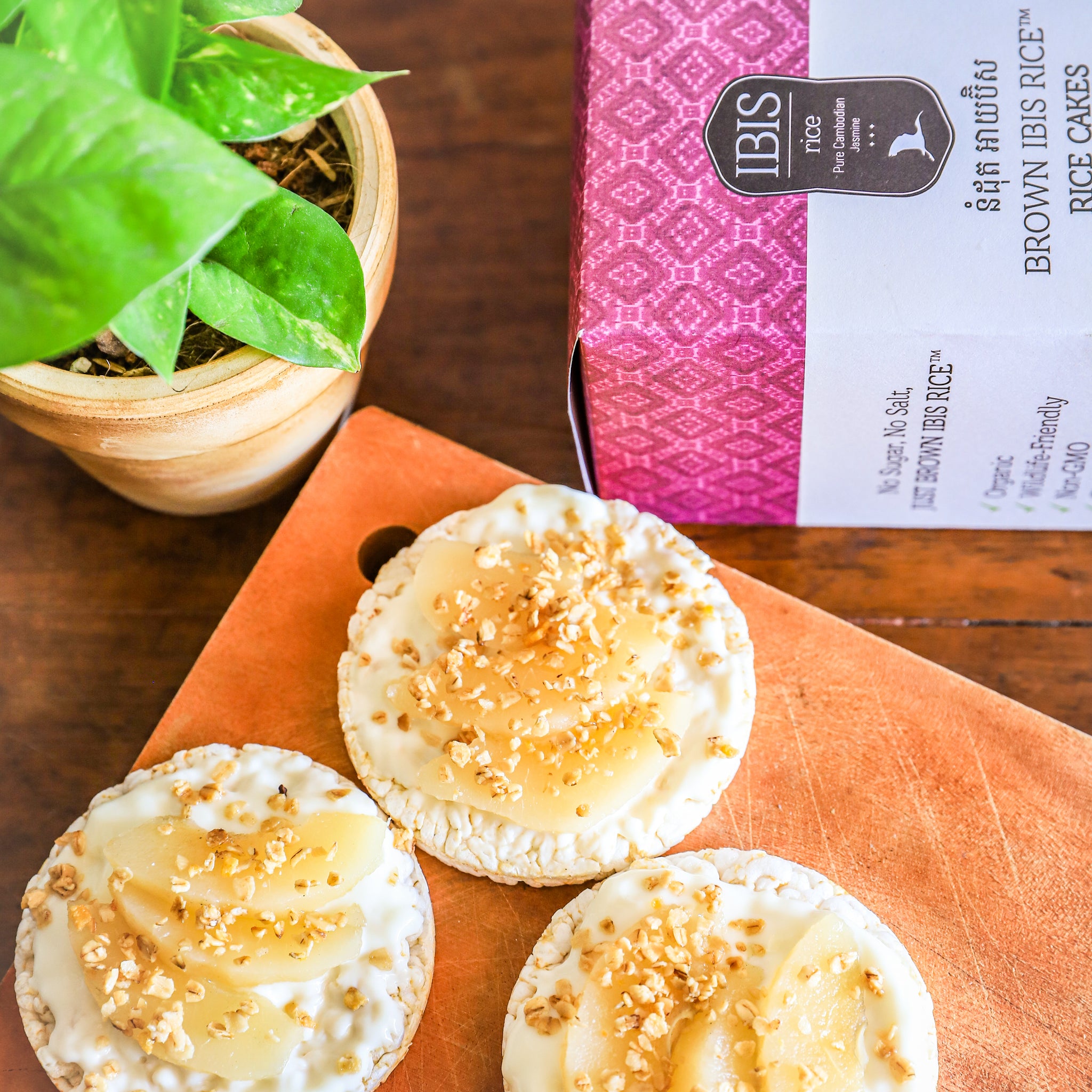No added sugar or salt, these IBIS Brown Rice Cakes are 100% organic and offer a deliciously nutty, fragrant flavor. An ideal afternoon treat, try topping with peanut butter or jam for added flavor.