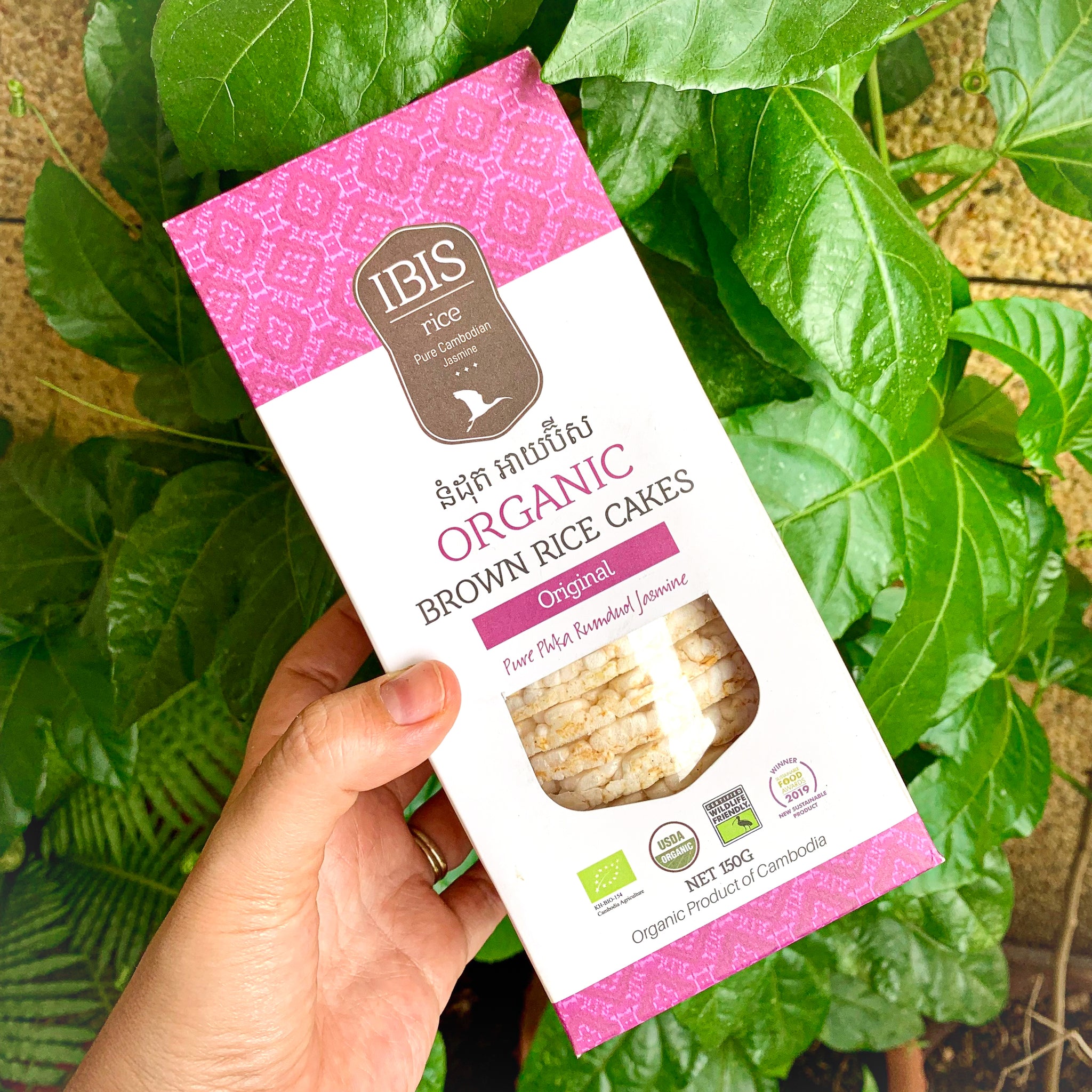 No added sugar or salt, these IBIS Brown Rice Cakes are 100% organic and offer a deliciously nutty, fragrant flavor. An ideal afternoon treat, try topping with peanut butter or jam for added flavor.